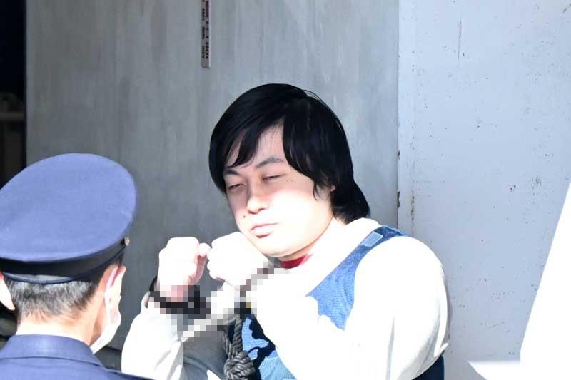 送検される保坂海斗容疑者=14日午前9時15分ごろ、市川署(手錠にモザイクをかけています)